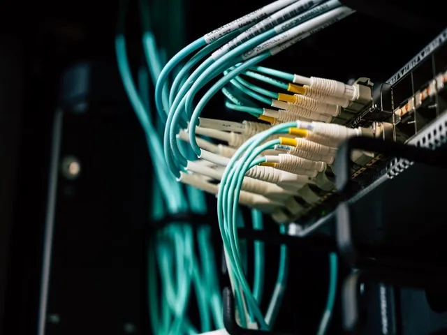 Optikai patch-kábelek bekötve egy hálózati switchbe rack-szekrényben