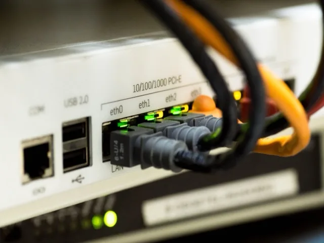 Hálózati eszköz LAN portjainak bekötése Ethernet-kábelekkel közelről
